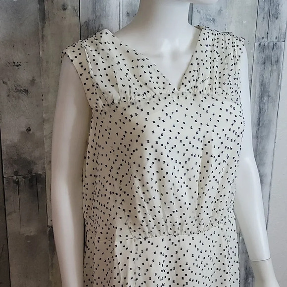 Maggy London LEAH EMPIRE WAIST Midi Dress - Picture 3 of 11